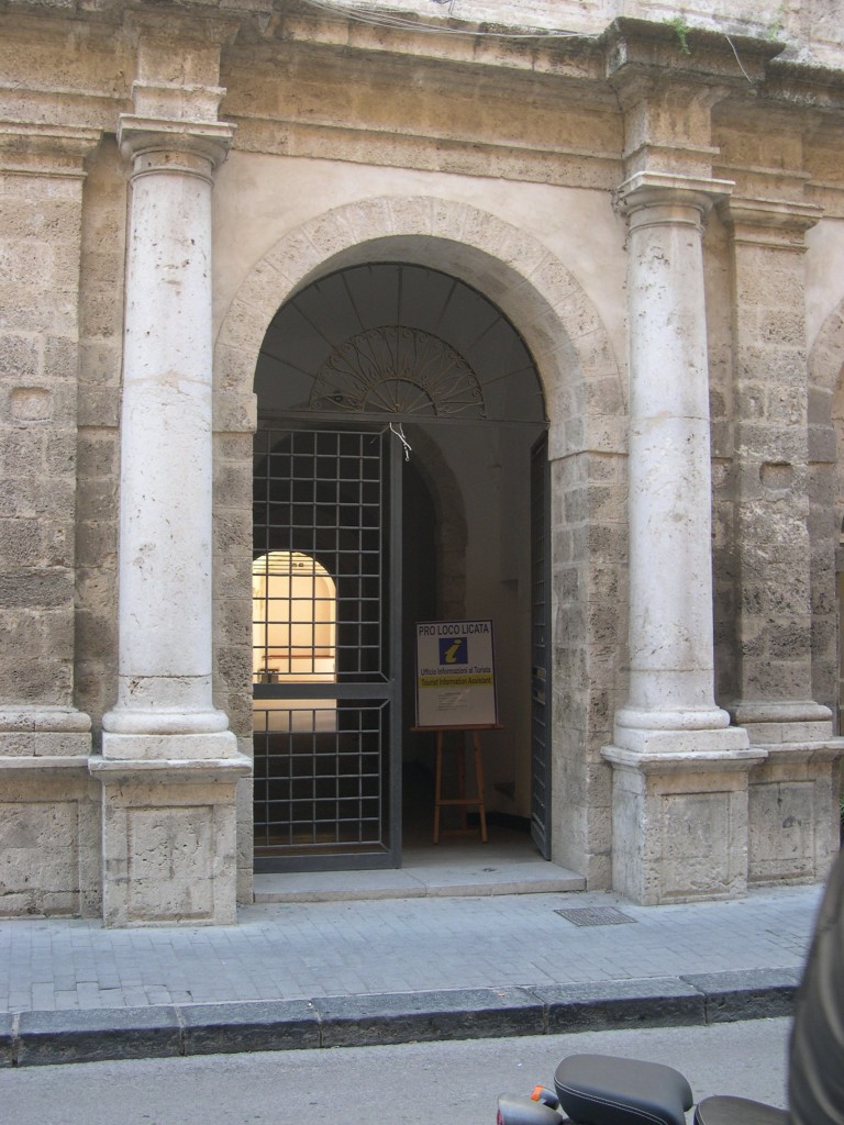 Chiostro San Francesco, ingresso principale